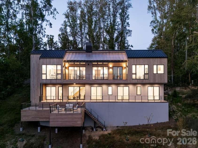 631 Elk Mountain Scenic Highway, Asheville, NC 28804.  MLS# CAR4364466, YatesRealty ID 15460. © David Sundberg/Esto
