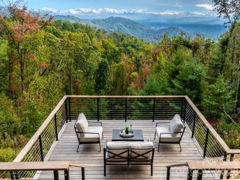 631 Elk Mountain Scenic Highway, Asheville, NC 28804.  MLS# CAR4364466, YatesRealty ID 15460. © David Sundberg/Esto