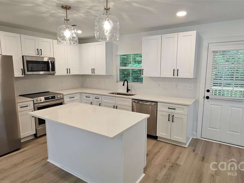 382 Moore Avenue, Mooresville, NC 28115.  MLS# CAR4255955, YatesRealty ID 15461. Unit B Kitchen