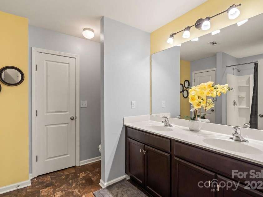 9408 Hamel Street, Charlotte, NC 28215.  MLS# CAR4213263, YatesRealty ID 15462. Primary Bath