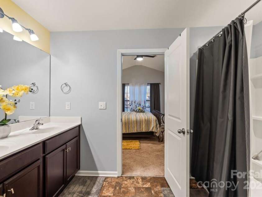 9408 Hamel Street, Charlotte, NC 28215.  MLS# CAR4213263, YatesRealty ID 15462. Secondary Bath