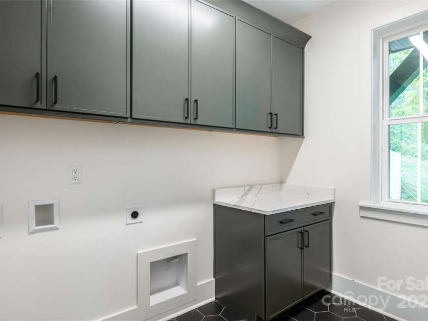 15 Maggies Lane, Asheville, NC 28803.  MLS# CAR4183002, YatesRealty ID 15463. Spacious Laundry Room