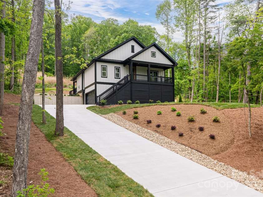 15 Maggies Lane, Asheville, NC 28803.  MLS# CAR4183002, YatesRealty ID 15463. Welcome to 15 Maggie's Lane