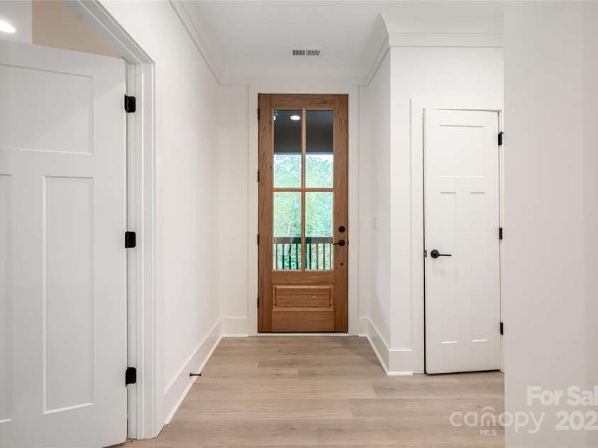 15 Maggies Lane, Asheville, NC 28803.  MLS# CAR4183002, YatesRealty ID 15463. Welcoming Foyer