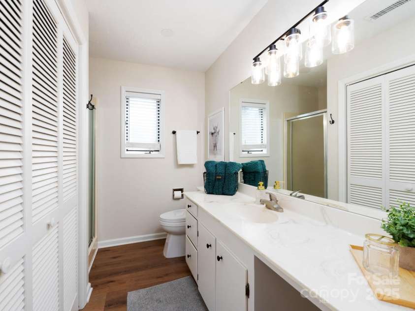 7728 Babe Stillwell Farm Road, Huntersville, NC 28078.  MLS# CAR4255046, YatesRealty ID 15464. Main level bath with laundry closet.