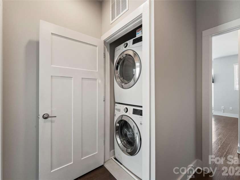 1707 Cannon View Lane, Charlotte, NC 28208.  MLS# CAR4344582, YatesRealty ID 15466. 