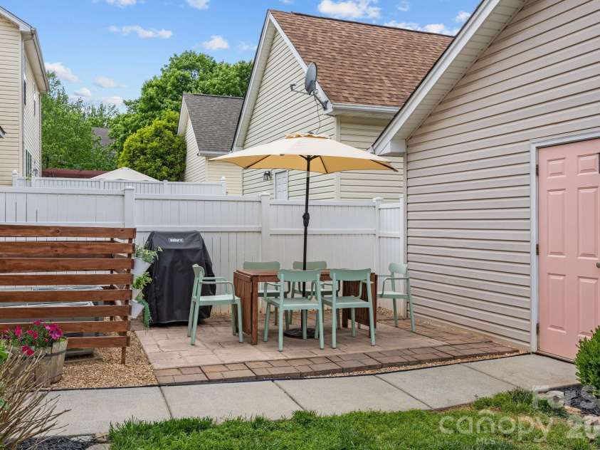9715 Cadman Court, Cornelius, NC 28031.  MLS# CAR4372557, YatesRealty ID 15468. 