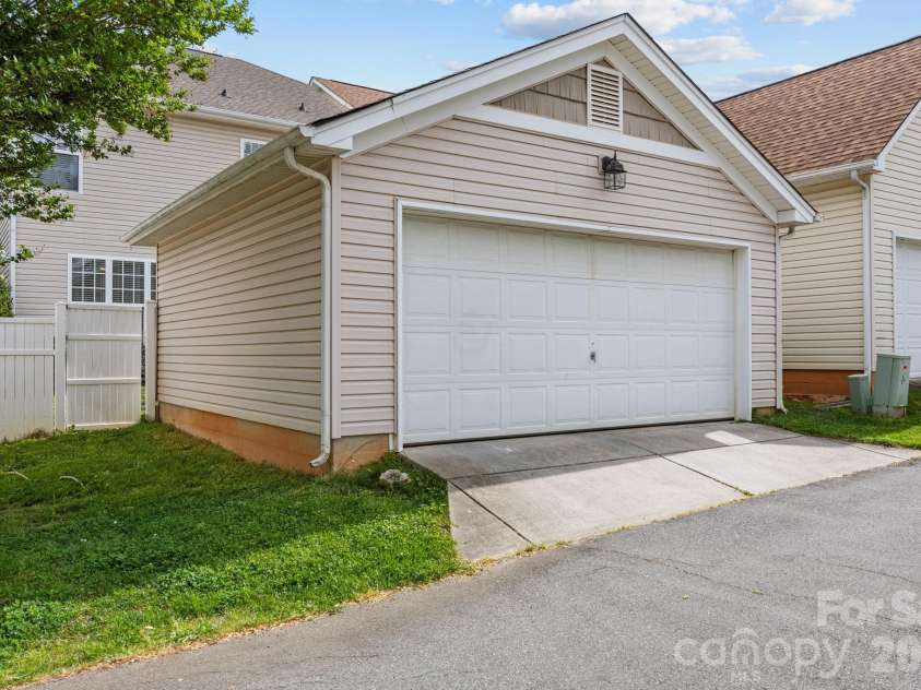 9715 Cadman Court, Cornelius, NC 28031.  MLS# CAR4372557, YatesRealty ID 15468. 