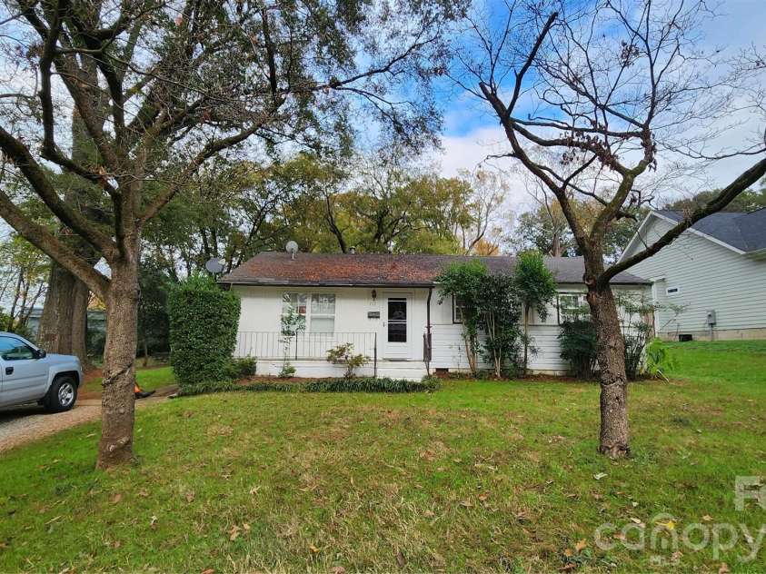 717 Tennyson Drive, Charlotte, NC 28208.  MLS# CAR4372165, YatesRealty ID 15469. 