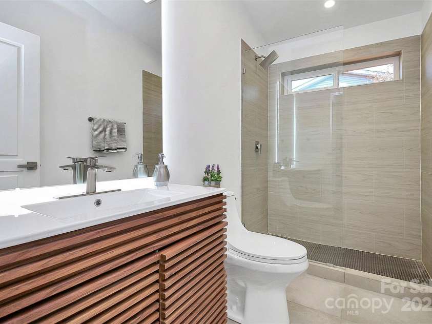 900 Linney Lane, Shelby, NC 28152.  MLS# CAR4276627, YatesRealty ID 1547. BATHROOM