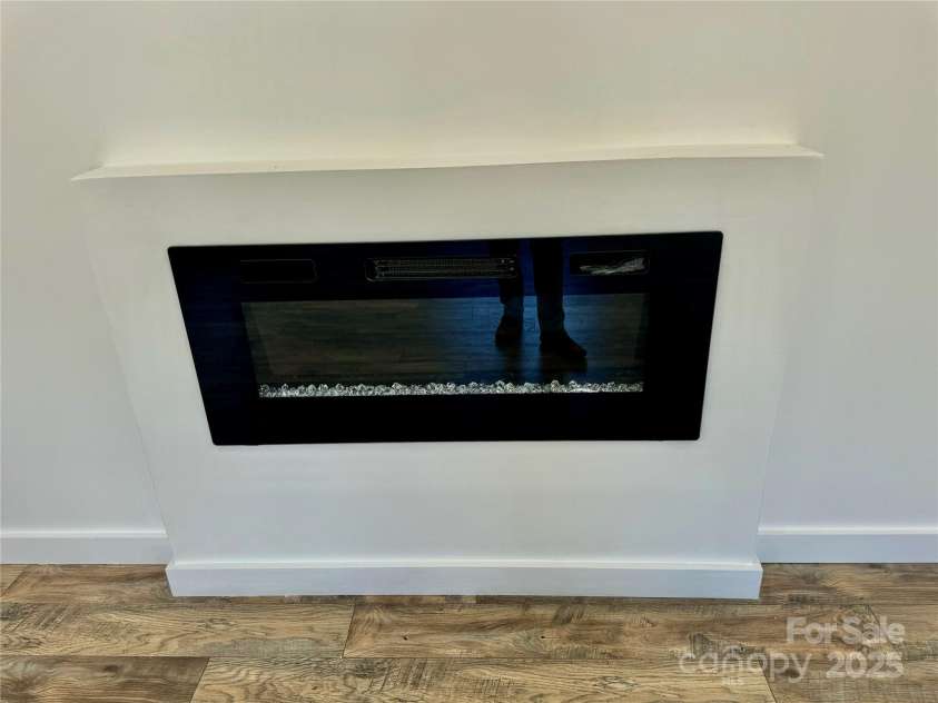 900 Linney Lane, Shelby, NC 28152.  MLS# CAR4276627, YatesRealty ID 1547. ELECTRIC FIREPLACE LIVING AREA