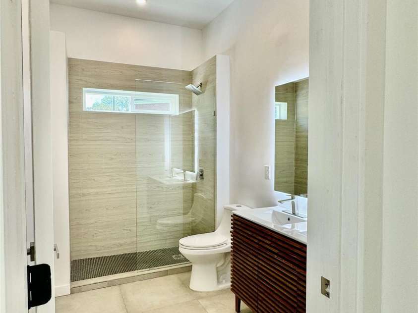 900 Linney Lane, Shelby, NC 28152.  MLS# CAR4276627, YatesRealty ID 1547. PRINCIPAL BATHROOM