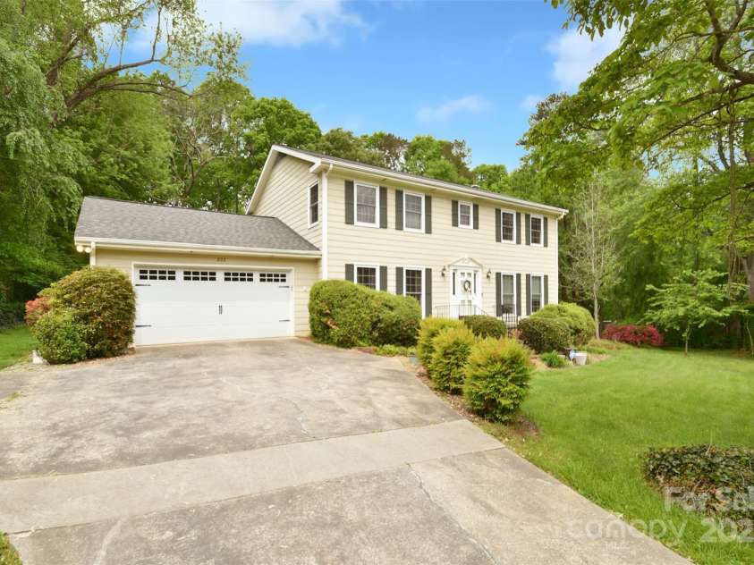 202 Brookmeade Drive, Statesville, NC 28625.  MLS# CAR4250680, YatesRealty ID 15473. 