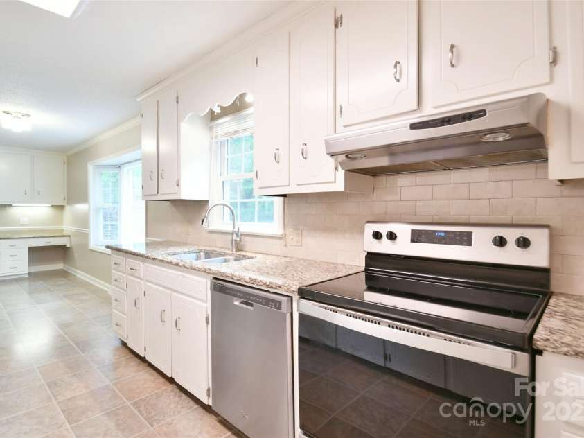 202 Brookmeade Drive, Statesville, NC 28625.  MLS# CAR4250680, YatesRealty ID 15473. 