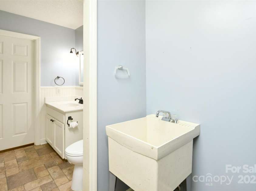 202 Brookmeade Drive, Statesville, NC 28625.  MLS# CAR4250680, YatesRealty ID 15473. 