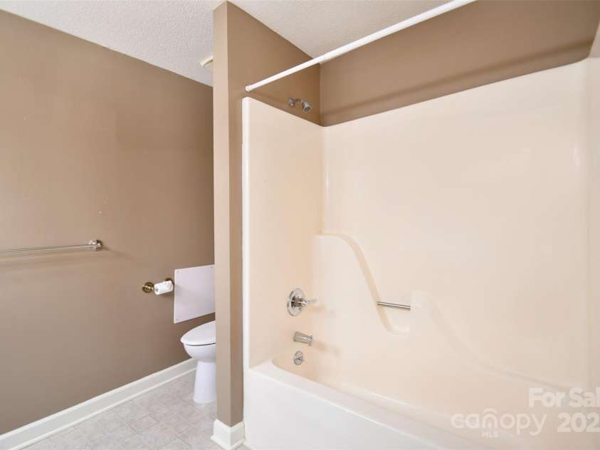 202 Brookmeade Drive, Statesville, NC 28625.  MLS# CAR4250680, YatesRealty ID 15473. 