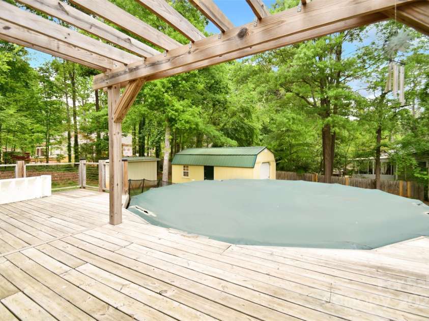 202 Brookmeade Drive, Statesville, NC 28625.  MLS# CAR4250680, YatesRealty ID 15473. 