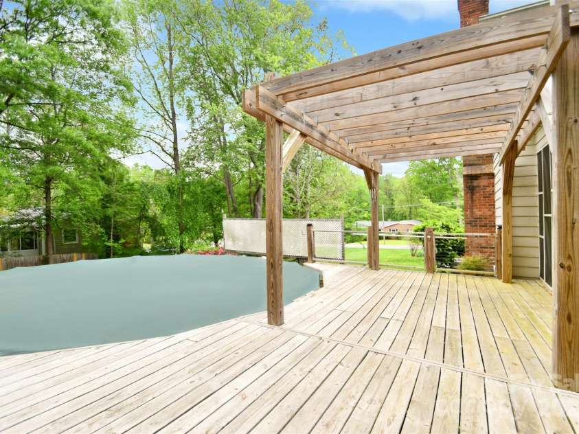 202 Brookmeade Drive, Statesville, NC 28625.  MLS# CAR4250680, YatesRealty ID 15473. 