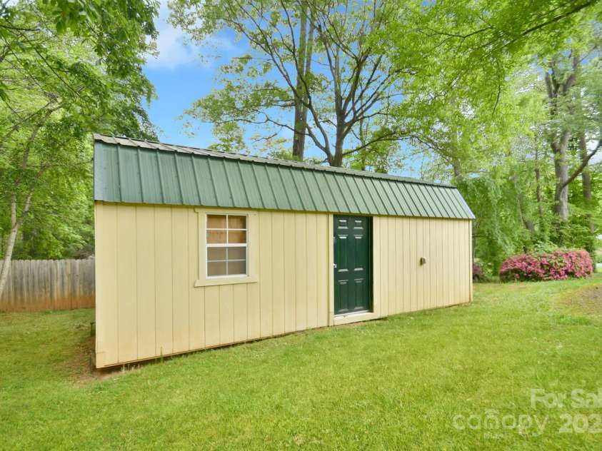 202 Brookmeade Drive, Statesville, NC 28625.  MLS# CAR4250680, YatesRealty ID 15473. 