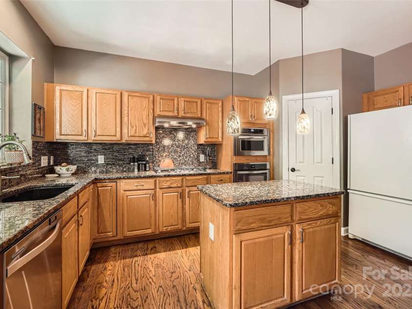 7600 Ridgefield Drive, Charlotte, NC 28269.  MLS# CAR4255241, YatesRealty ID 15475. 