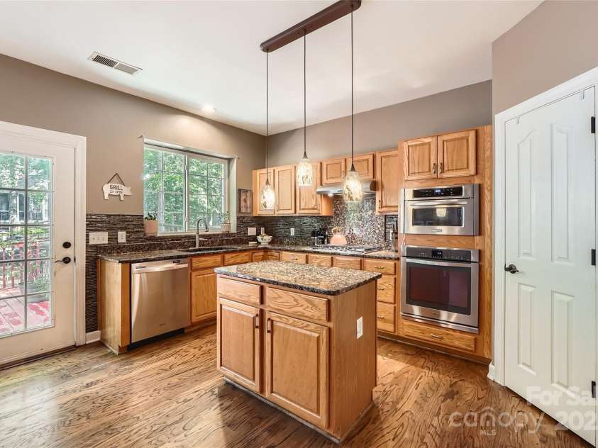 7600 Ridgefield Drive, Charlotte, NC 28269.  MLS# CAR4255241, YatesRealty ID 15475. 