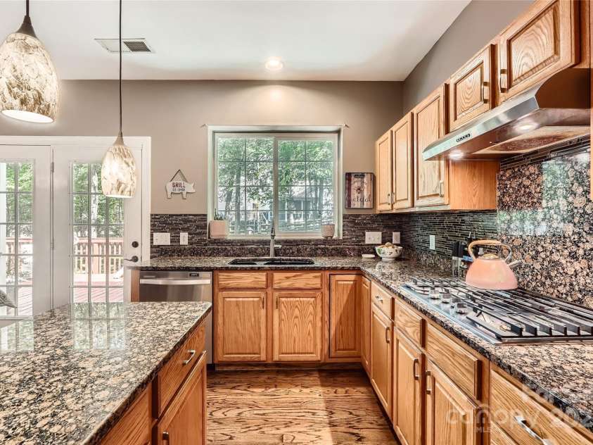 7600 Ridgefield Drive, Charlotte, NC 28269.  MLS# CAR4255241, YatesRealty ID 15475. 