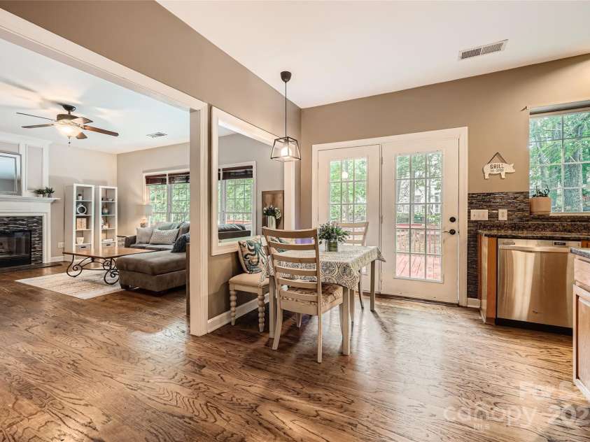 7600 Ridgefield Drive, Charlotte, NC 28269.  MLS# CAR4255241, YatesRealty ID 15475. 