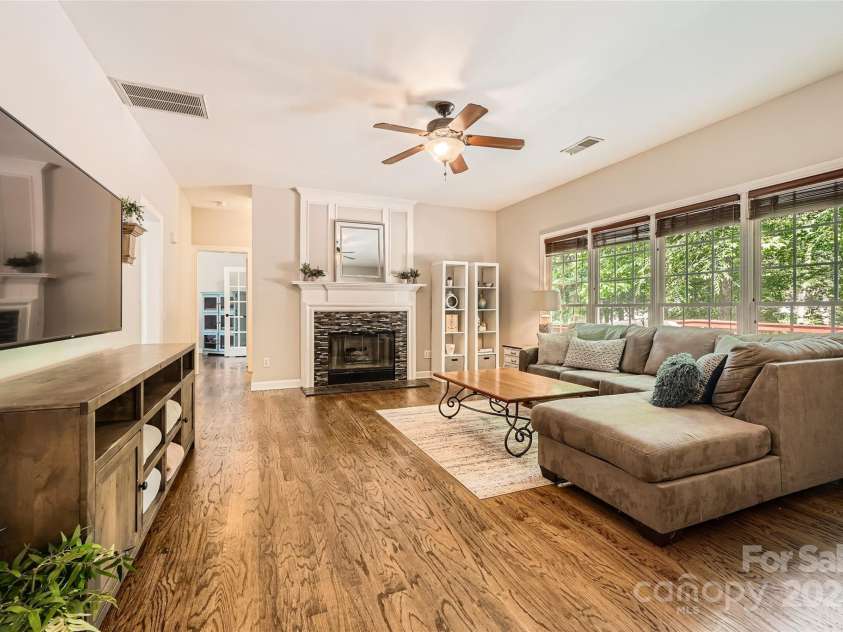 7600 Ridgefield Drive, Charlotte, NC 28269.  MLS# CAR4255241, YatesRealty ID 15475. 