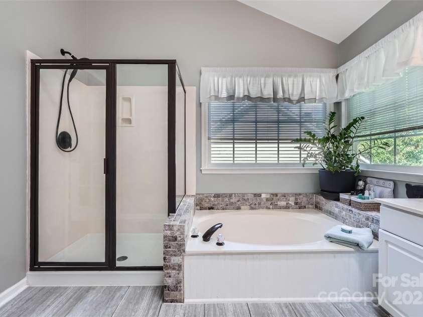 7600 Ridgefield Drive, Charlotte, NC 28269.  MLS# CAR4255241, YatesRealty ID 15475. 