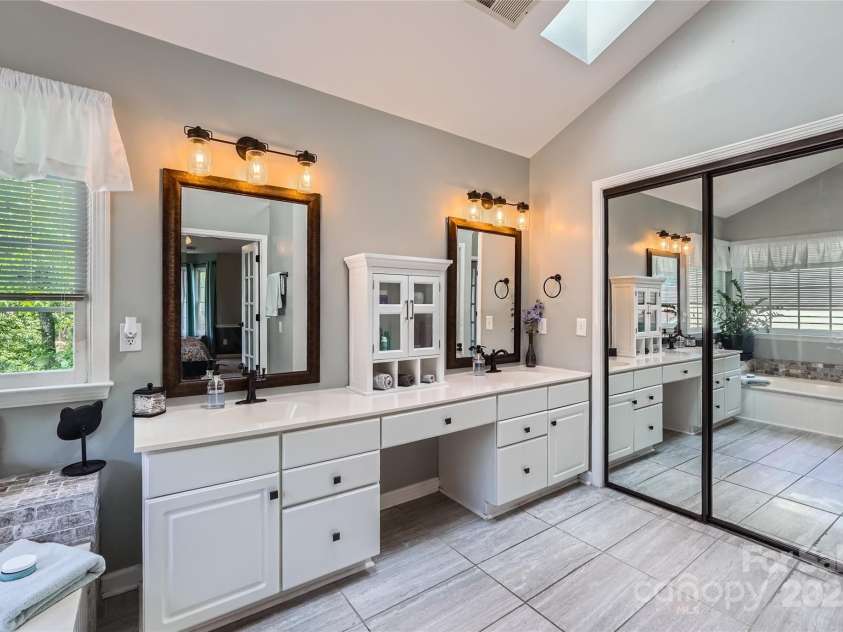 7600 Ridgefield Drive, Charlotte, NC 28269.  MLS# CAR4255241, YatesRealty ID 15475. 