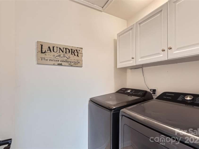 7600 Ridgefield Drive, Charlotte, NC 28269.  MLS# CAR4255241, YatesRealty ID 15475. 