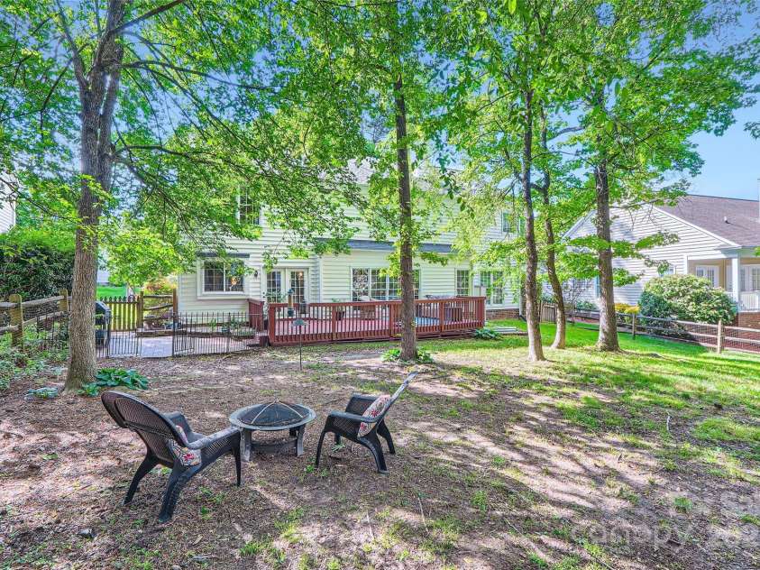 7600 Ridgefield Drive, Charlotte, NC 28269.  MLS# CAR4255241, YatesRealty ID 15475. 