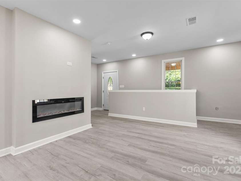 621 Mulberry Street, Winston Salem, NC 27101.  MLS# CAR4277093, YatesRealty ID 15477. 