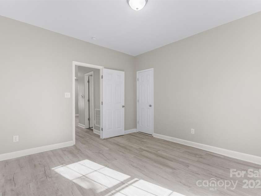 621 Mulberry Street, Winston Salem, NC 27101.  MLS# CAR4277093, YatesRealty ID 15477. 