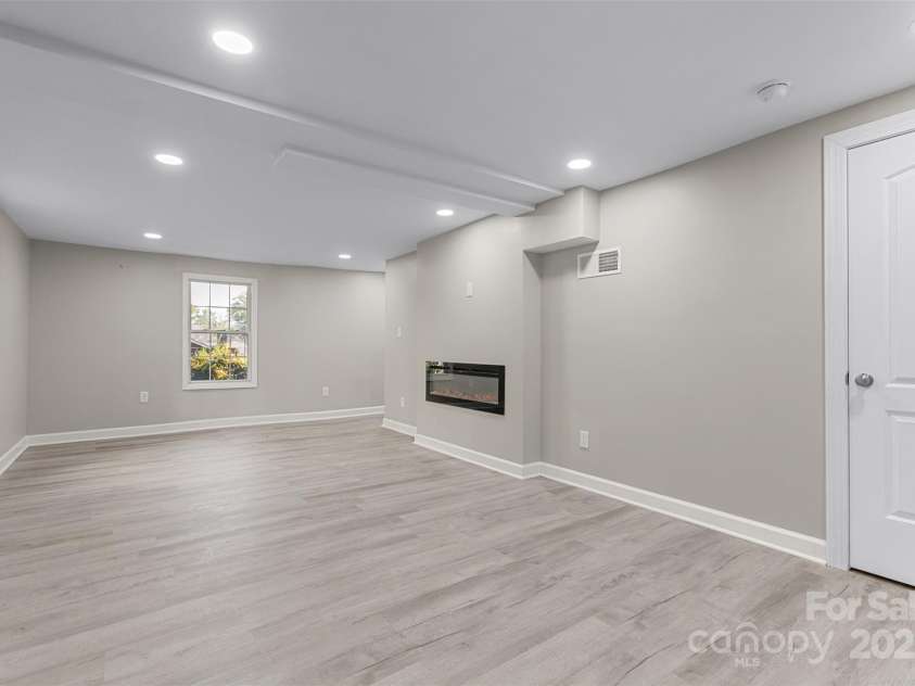 621 Mulberry Street, Winston Salem, NC 27101.  MLS# CAR4277093, YatesRealty ID 15477. 