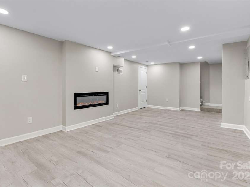 621 Mulberry Street, Winston Salem, NC 27101.  MLS# CAR4277093, YatesRealty ID 15477. 