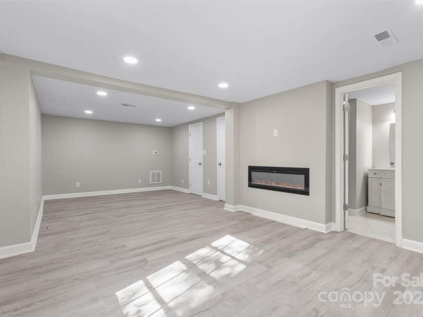 621 Mulberry Street, Winston Salem, NC 27101.  MLS# CAR4277093, YatesRealty ID 15477. 