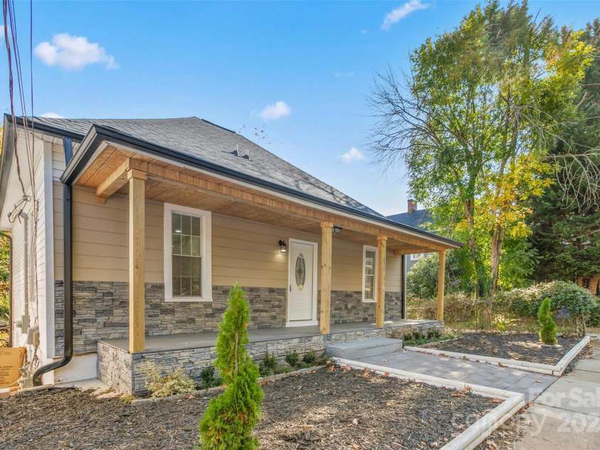 621 Mulberry Street, Winston Salem, NC 27101.  MLS# CAR4277093, YatesRealty ID 15477. 