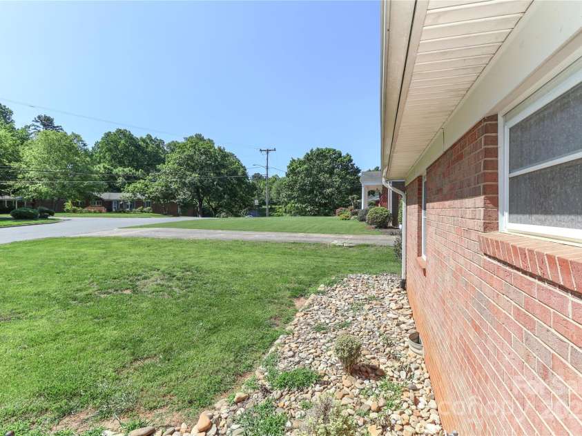 805 Waverly Place, Statesville, NC 28677.  MLS# CAR4254017, YatesRealty ID 15478. 