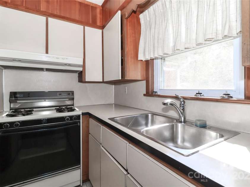 805 Waverly Place, Statesville, NC 28677.  MLS# CAR4254017, YatesRealty ID 15478. 