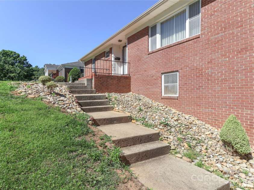 805 Waverly Place, Statesville, NC 28677.  MLS# CAR4254017, YatesRealty ID 15478. 