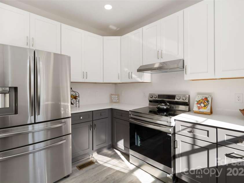 3008 Cricketeer Drive, Charlotte, NC 28216.  MLS# CAR4305520, YatesRealty ID 15482. 