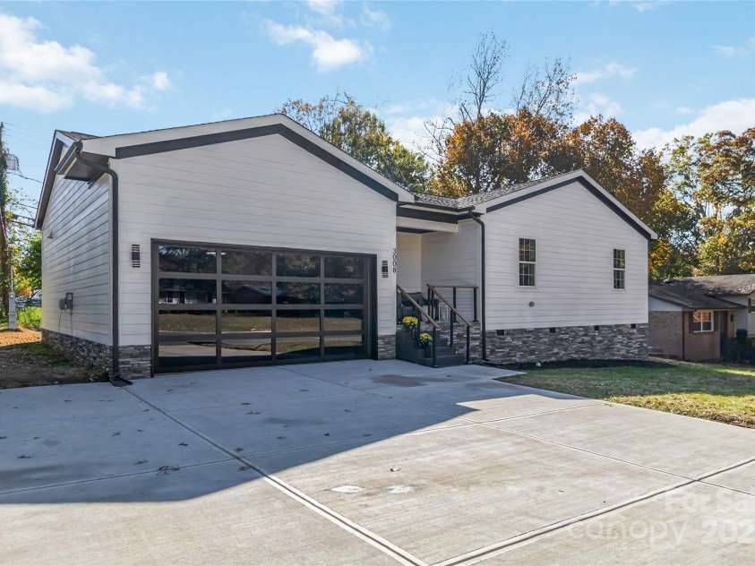 3008 Cricketeer Drive, Charlotte, NC 28216.  MLS# CAR4305520, YatesRealty ID 15482. Ample Parking