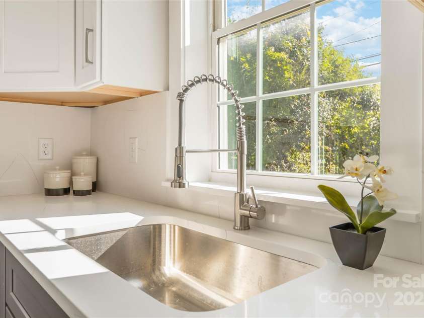 3008 Cricketeer Drive, Charlotte, NC 28216.  MLS# CAR4305520, YatesRealty ID 15482. Bright & Airy Sink