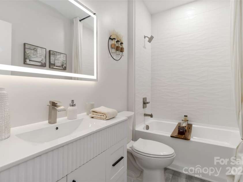 3008 Cricketeer Drive, Charlotte, NC 28216.  MLS# CAR4305520, YatesRealty ID 15482. Elegant Full Bath 