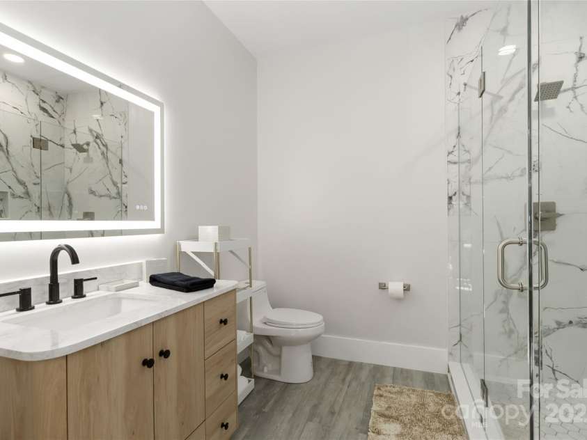 3008 Cricketeer Drive, Charlotte, NC 28216.  MLS# CAR4305520, YatesRealty ID 15482. Elegant Primary Bath