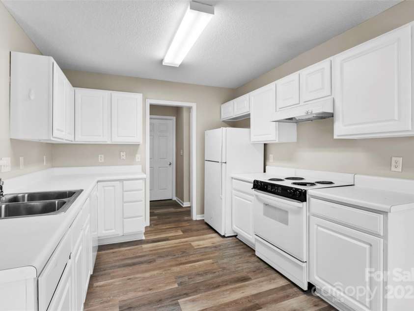 370 Running Briar Road, Fletcher, NC 28732.  MLS# CAR4262978, YatesRealty ID 15484. Kitchen