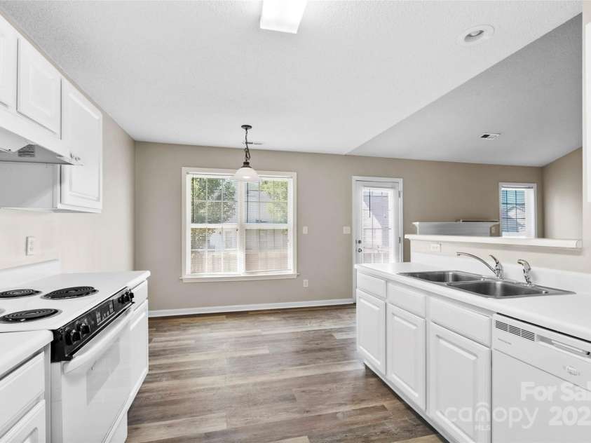 370 Running Briar Road, Fletcher, NC 28732.  MLS# CAR4262978, YatesRealty ID 15484. Kitchen