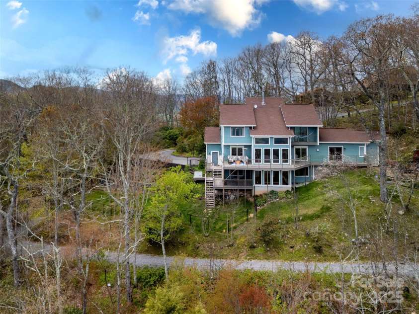 4344 Eagles Nest Road, Waynesville, NC 28786.  MLS# CAR4261425, YatesRealty ID 15485. FANTASTIC MOUNTAIN RETREAT.