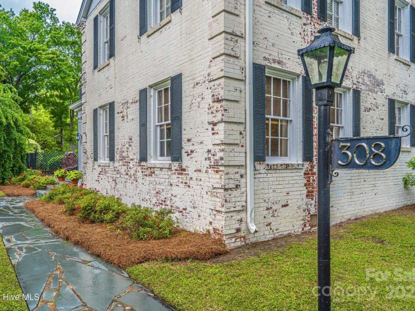 308 prince Street, Laurinburg, NC 28352.  MLS# CAR4264120, YatesRealty ID 15486. 